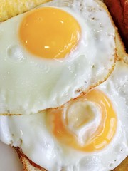 Fried eggs on toast 