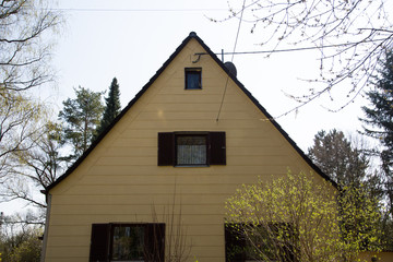 Haus mit Eternit Platten