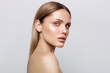Beauty portrait of model with natural make-up. Fashion shiny highlighter on skin, sexy gloss lips make-up - obrazy, fototapety, plakaty