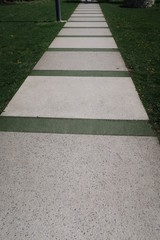 Chemin de pierre au coeur d'un parc