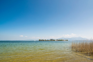 Fraueninsel im Chiemsee an einem Fr&uuml;hlingstag, Oberbayern in Deutschland
