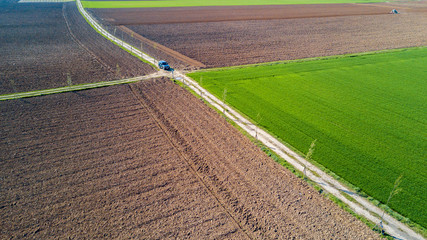 Una jeep attraversa una strada di campagna, vista aerea di un’auto fuoristrada che percorre una...