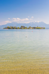 Fototapeta premium Fraueninsel im Chiemsee an einem Frühlingstag, Oberbayern in Deutschland