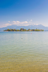 Fraueninsel im Chiemsee an einem Frühlingstag, Oberbayern in Deutschland