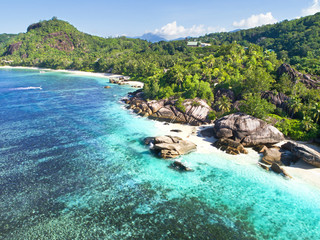typischer Seychellenstrand mit Granitfelsen