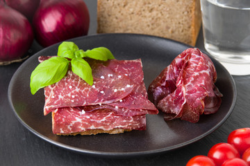 Scheibe Brot mit Bresaola Rinderschinken