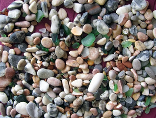 разноцветные морские камешки 