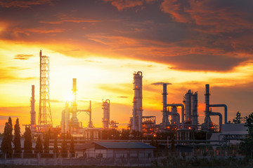 Obraz na płótnie Canvas oil refiery plant, and chemical plant in Thailand, oil tank, oil storage, and pipeline