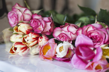 Obraz na płótnie Canvas Nice tulips and roses on the table