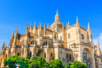 Fototapeta na wymiar Catedral de Santa Maria de Segovia in the historic city of Segovia, Castilla y Leon, Spain.