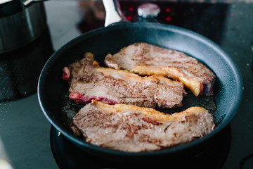 Anbraten von drei Steaks in der Pfanne