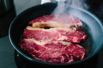 Anbraten von drei Steaks in der Pfanne