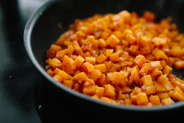 Kürbiswürfel in Pfanne anbraten
