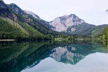 Fototapeta na wymiar Langbathsee in Österreich - klarer Bergsee