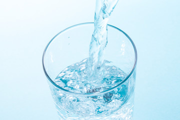 水を注ぐ