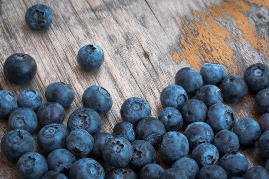 Arrangement blueberries on plank