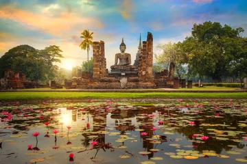 Fotobehang Tempel Wat Mahathat-tempel in het gebied van Sukhothai Historical Park, een UNESCO-werelderfgoed in Thailand