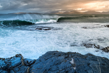 Dramatische Landschaft mit Wellen bei Sturm