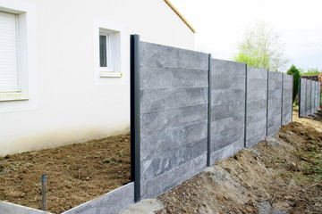pose de clôture en béton gris 