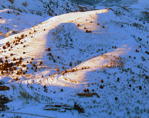 холм с террасами под снегом