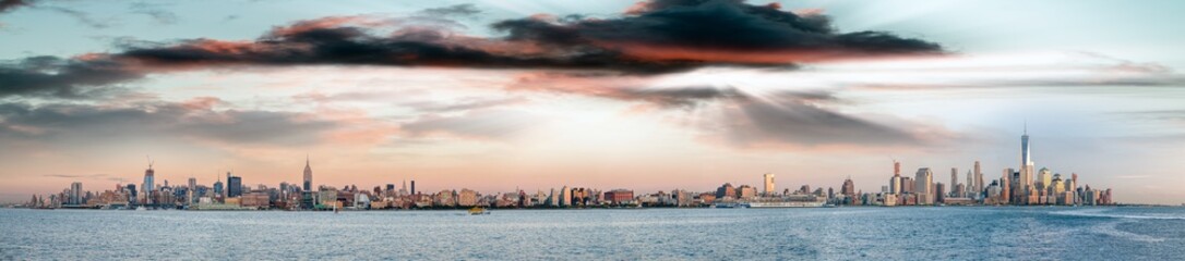 Obraz premium New York City skyline - Panoramic view at sunset from Jersey City