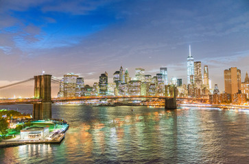 Fototapeta premium Sunset aerial view of Brooklyn Bridge in New York