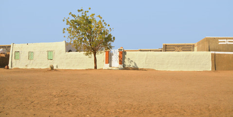 Typowe budownictwo wiejskie na terenie środkowego Sudanu © robnaw