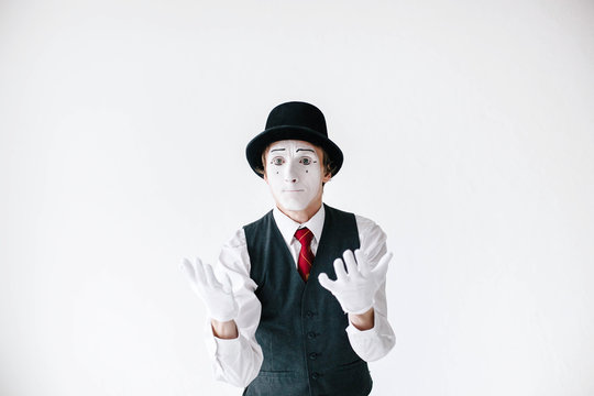 Mime in black hat looks dissapointed
