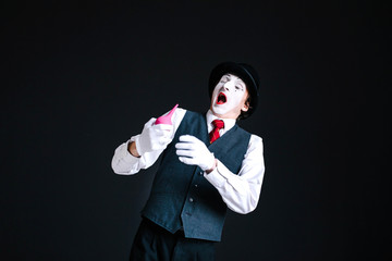 Pink clyster in mime's fingers attacks him