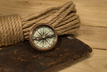 Fototapeta na wymiar compass and rope