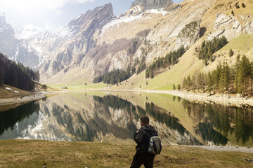 Wanderer mit Rucksack schaut in die Berge
