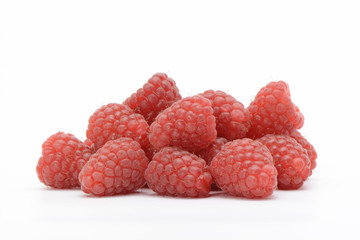 Frambuesas sobre fondo blanco