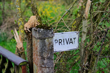 Privat- Schild an einem Betonstange