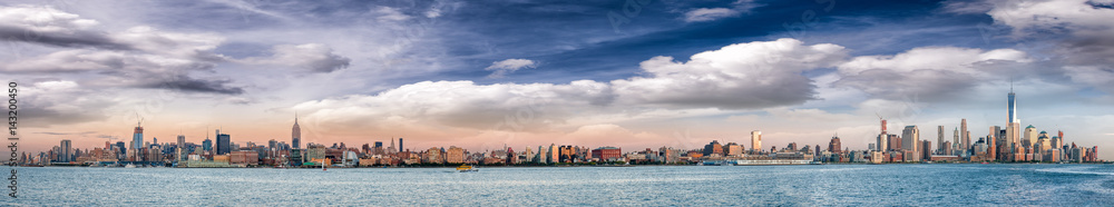 Wall mural Panoramic view of New York City skyline at dusk