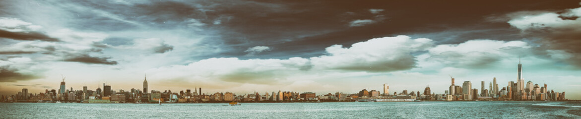 Obraz premium New York City skyline at sunset with Hudson river from Jersey City