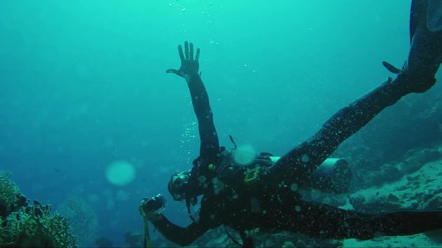 Professional diver-photographer shoots photos under water