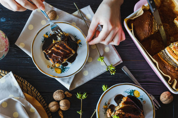 How to cook a gorgeous banana cake with chocolate.