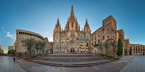 Naklejka premium Panorama Katedry Świętego Krzyża i Świętej Eulalii rano, Barcelona, Katalonia