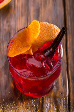 Keyp Koder cocktail with a fruit drink and vodka, grapefruit pieces