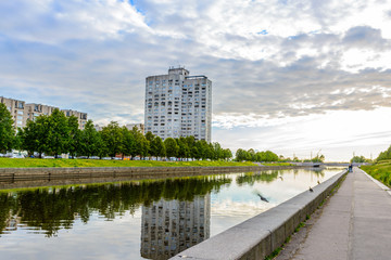 Obraz premium An old multi-storey building on the outskirts of St. Petersburg in a residential area. Cheap accommodation, with a beautiful view of the port and the canal. Russia
