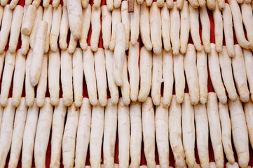 Szparagi wyeksponowane na straganie z warzywami.