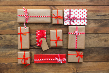 Obraz premium Natural style handcrafted gift boxes with rustic twine on burlap