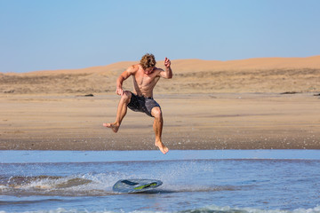 Junger Mann beim Skimboarden, Swakopmund, Südatlantik