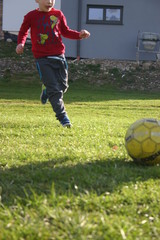 Fußball spielen am Spielplatz