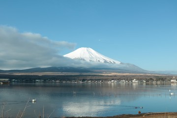 山中湖からの富士山/美しく冠雪する山中湖からの富士山