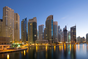 Fototapeta na wymiar Dubai Marina Hochhaus Hochhäuser Nacht Abend blaue Stunde