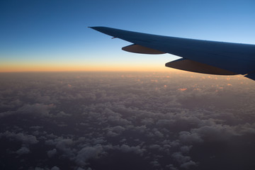Fototapeta na wymiar Flugzeugflügel am Himmel