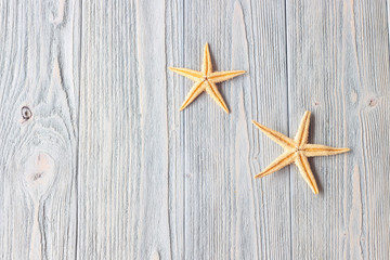 Fototapeta na wymiar Морские звезды на деревянном фоне