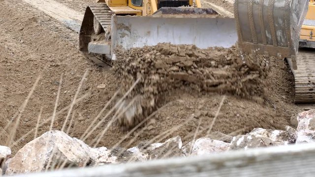 travail en &eacute;quipe sur le chantier 4k vid&eacute;o