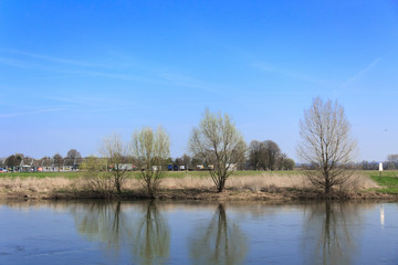 Fototapeta na wymiar Weser Flusspromenade 